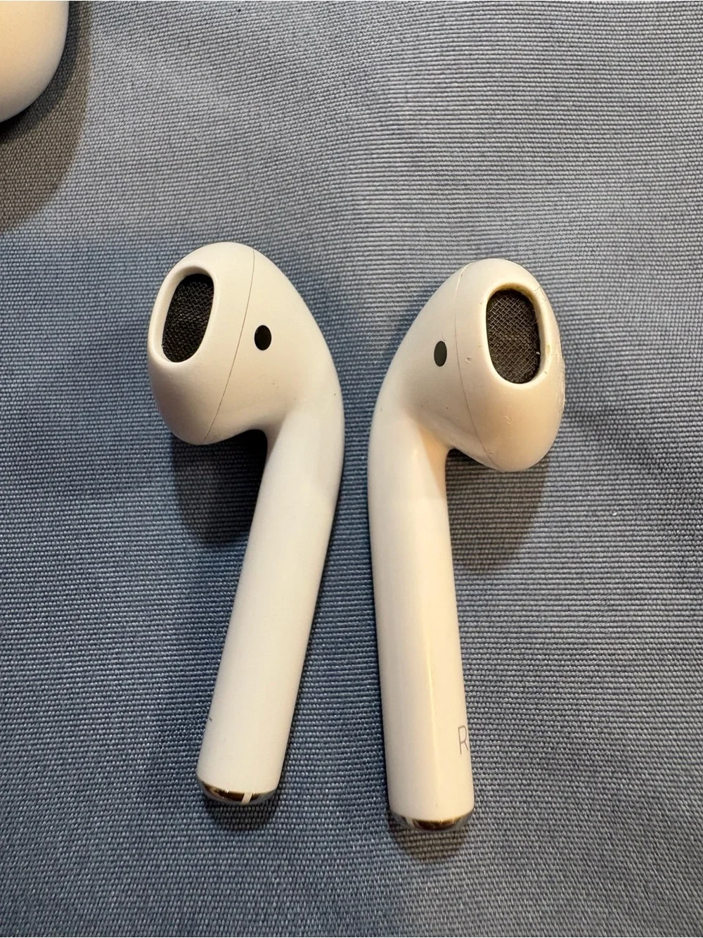 Apple airpods gen 2.